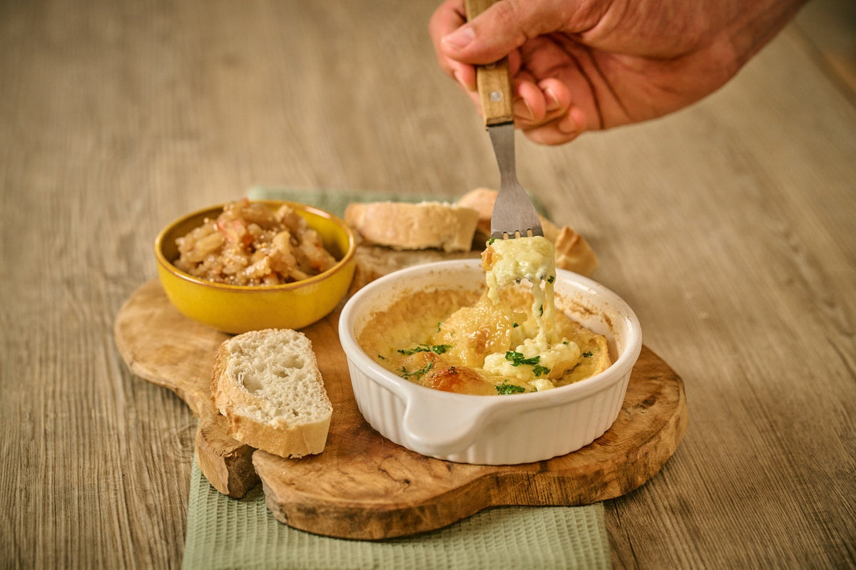 Cremiger Ofenkäse aus Kleinem Husumer mit selbstgemachter Zwiebelkonfitüre und Baguette