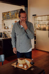 Thilo probiert Stück Käse