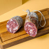 Trüffel Salami halbiert auf Holzbrett.