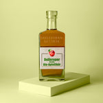 Flasche goldgelber Apfellikör.