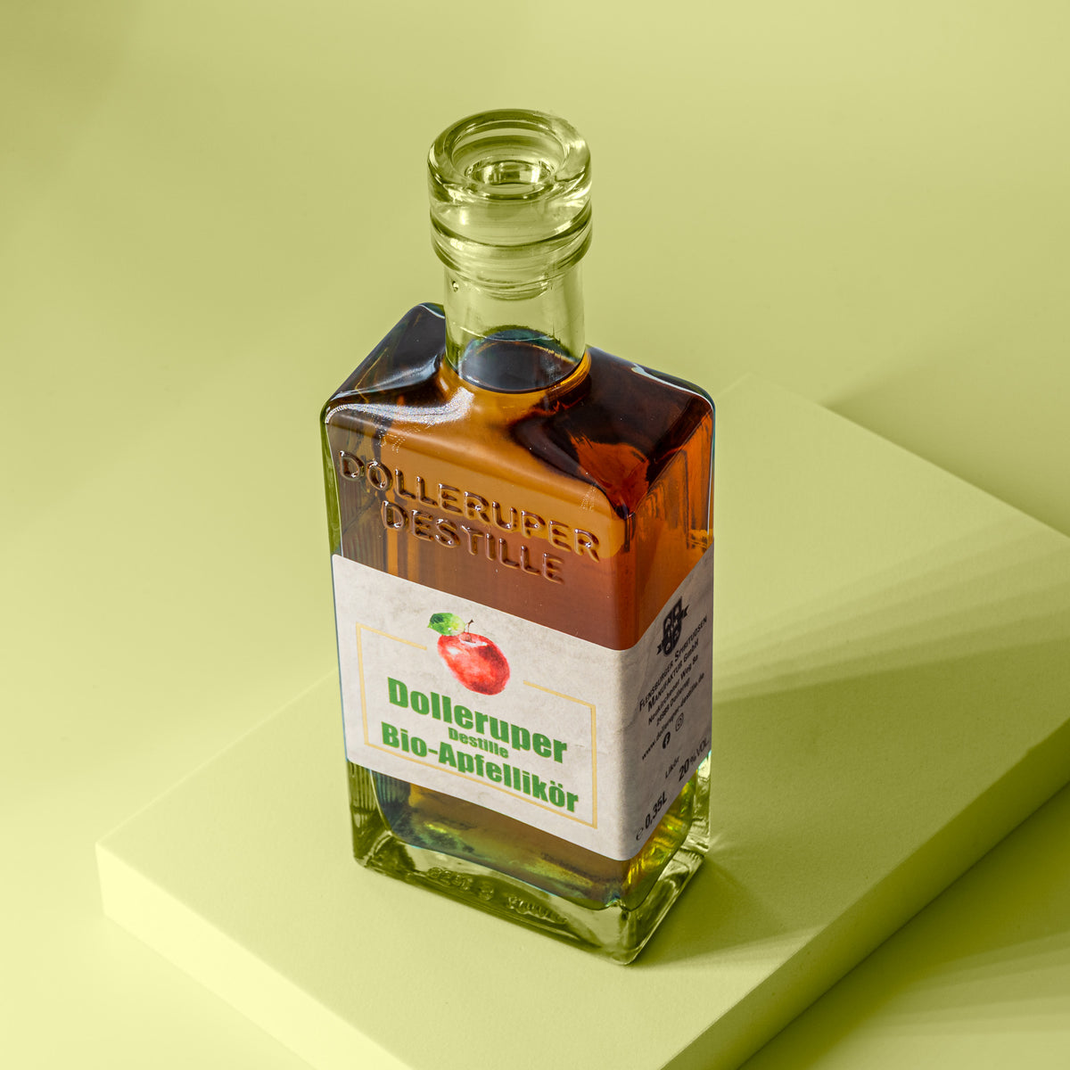 Flasche goldgelber Apfellikör.