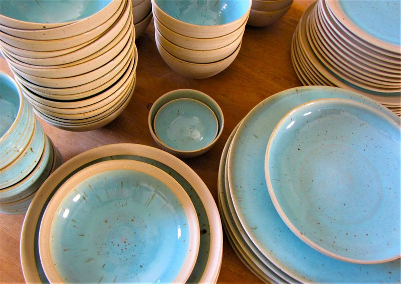 Handgetöpferte Keramik auf einem Tisch