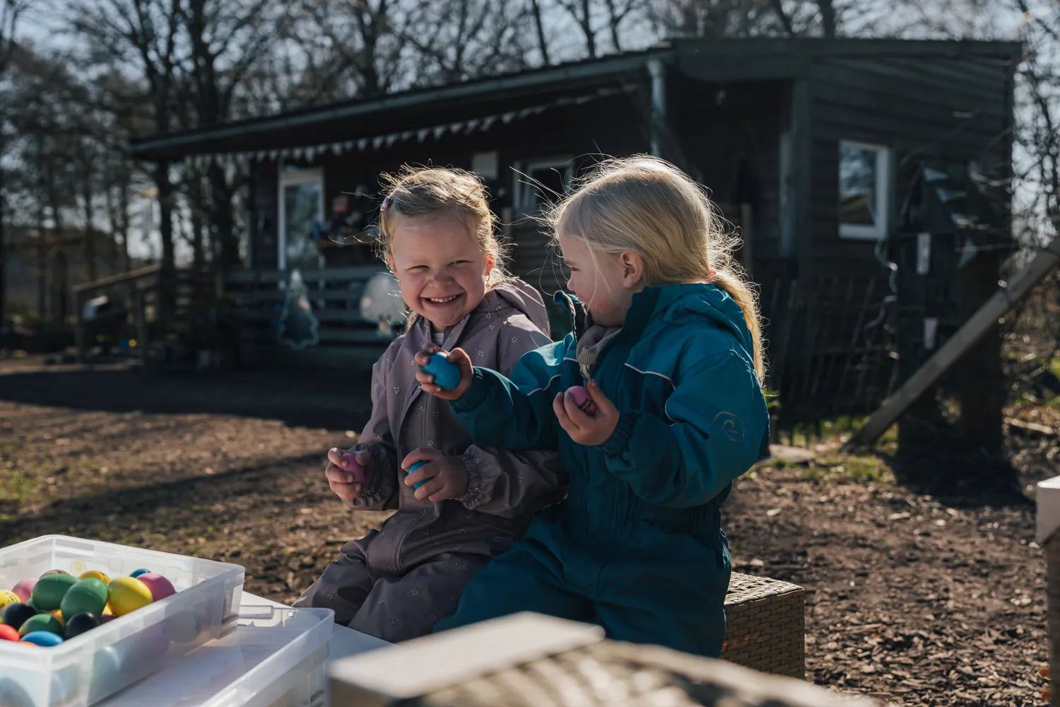 Zwei Kinder musizieren mit Musikeiern