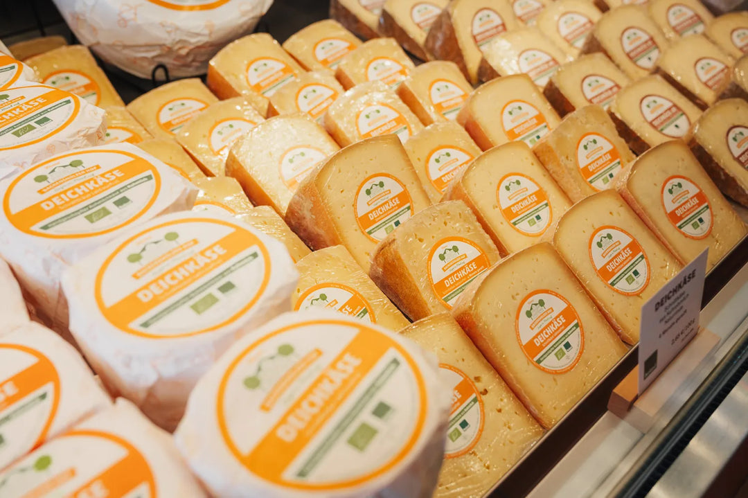 Ein voller Käsetresen mit Deichkäse