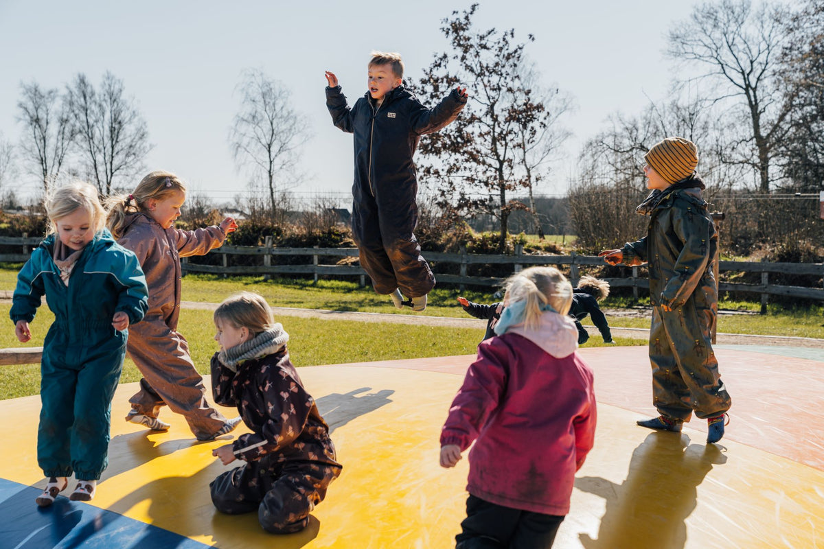 Kinder auf Hüpfkissen