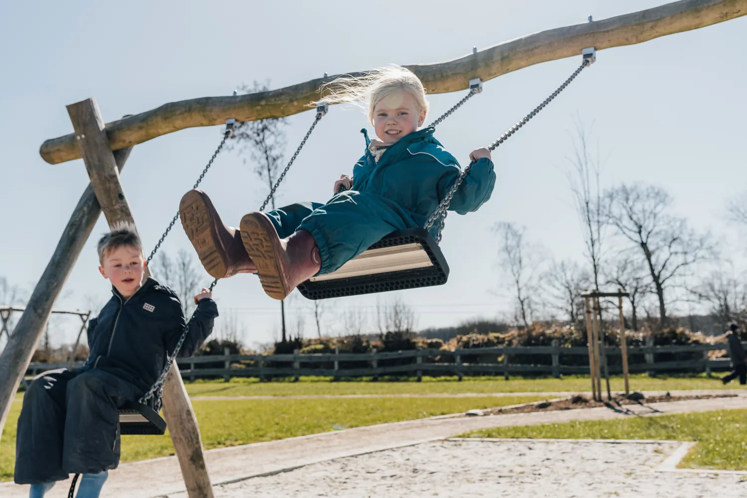 Zwei Kinder schaukeln