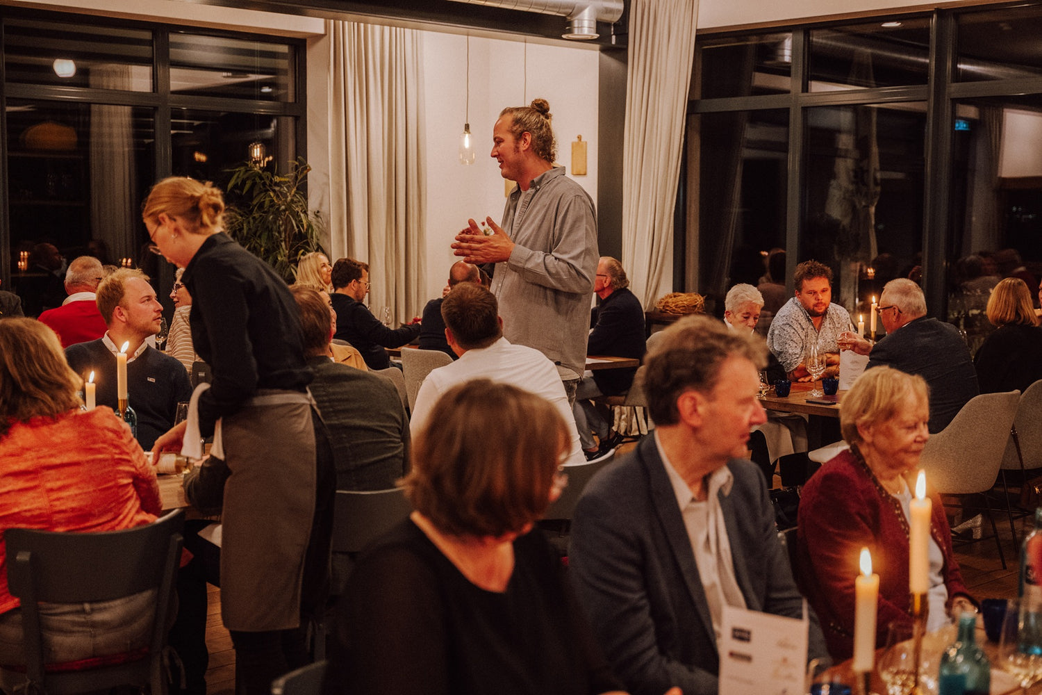 Eine Gruppe von Menschen sitzt im Restaurant