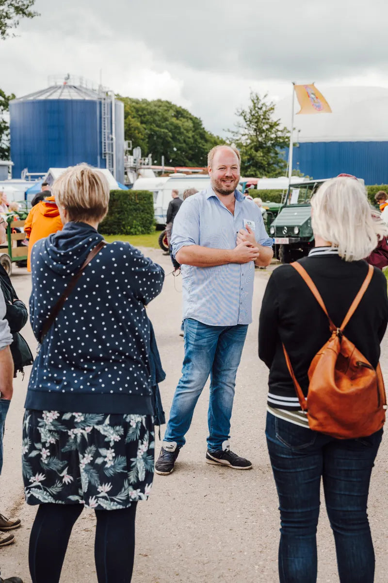 Jasper macht eine Hofführung über den Bioland Hof