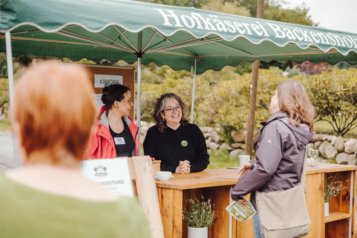 Renata und Steffi empfangen die Gäste auf den Käsetagen
