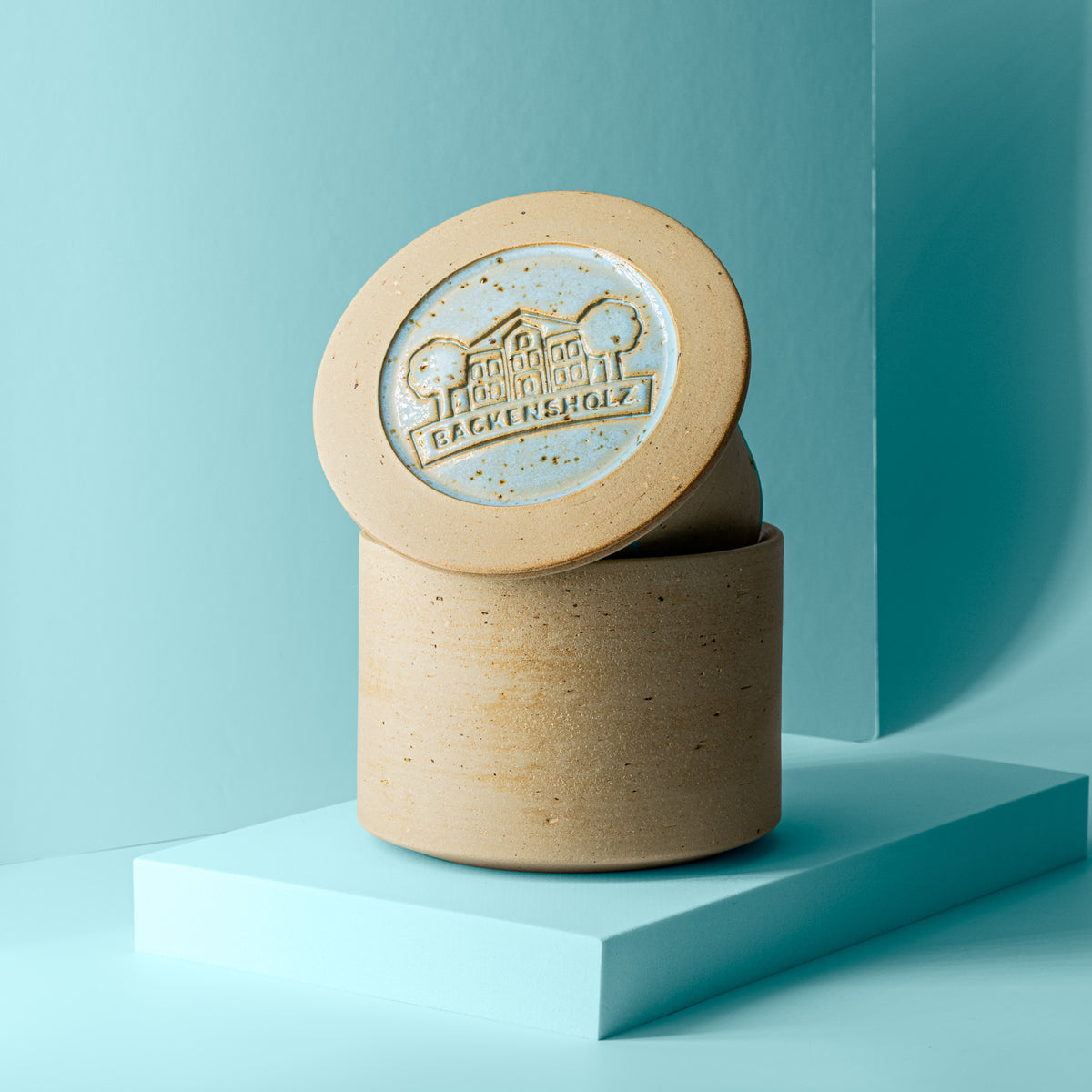 Butterkühler aus Ton mit türkisem Backensholz Logo 