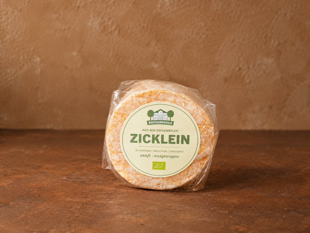 Der Käse Zicklein liegt in seiner Originalverpackung vor einem braunen Hintergrund