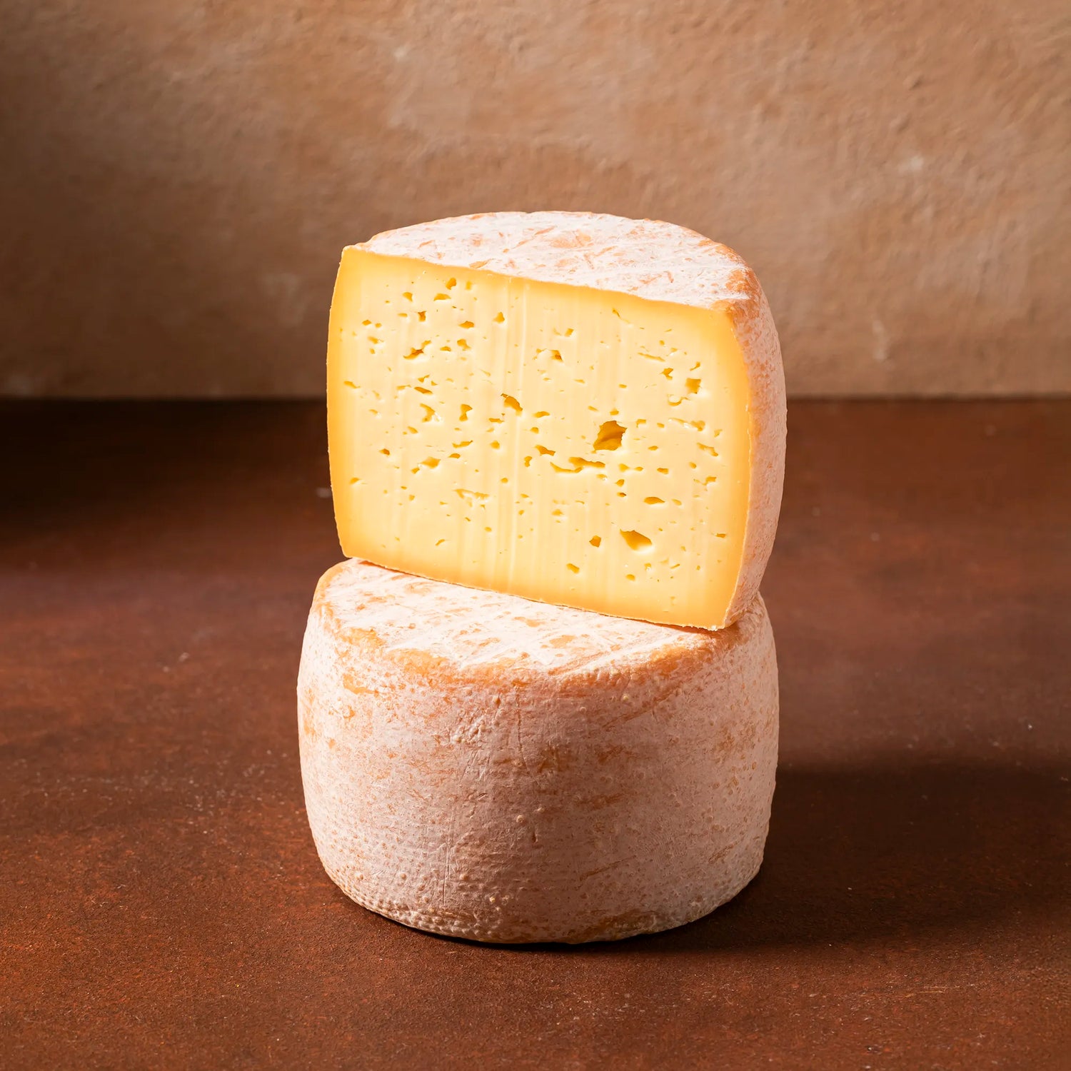 Kleiner Deichkäse angeschnitten