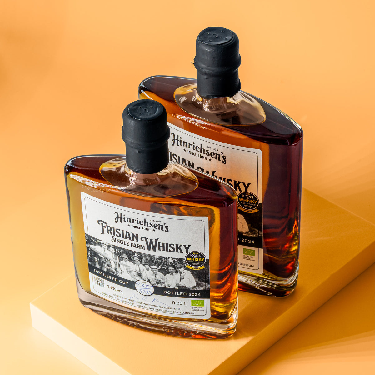 Zwei Flaschen Föhrer Whisky 350ml und 500ml von Hinrichsens Farm.