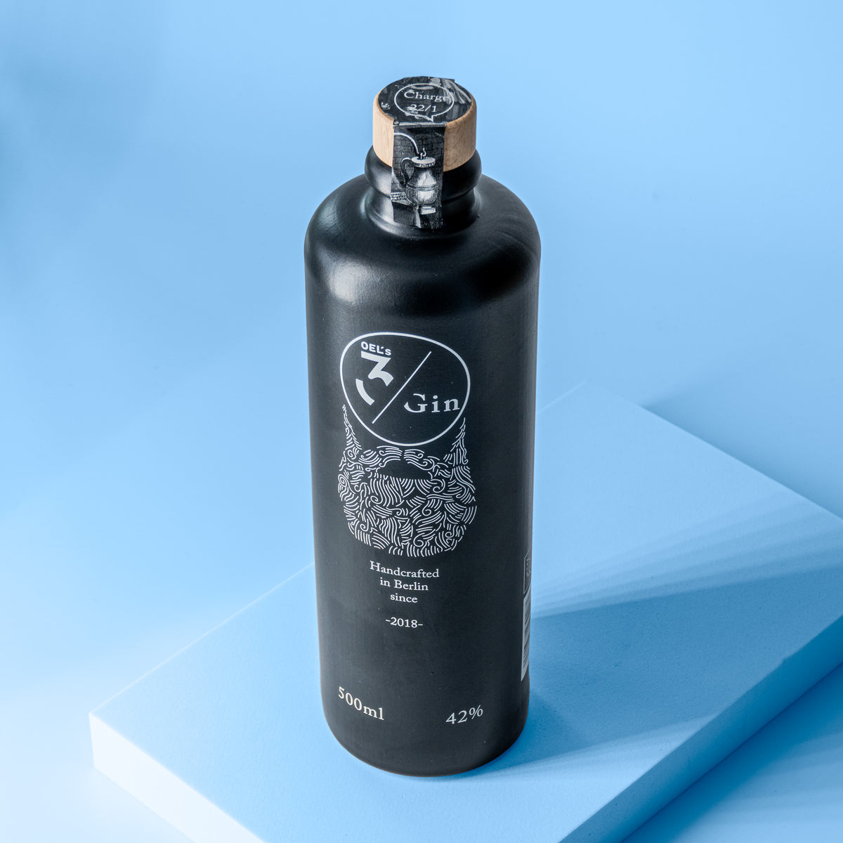 Schwarze Flasche 500ml Gin mit Olivenöl
