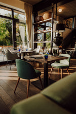 eingedeckte Tische im Restaurant
