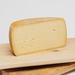 Ein halber aufgeschnittener Käselaib. 