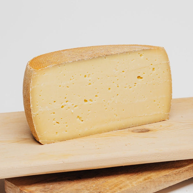 Ein halber aufgeschnittener Käselaib. 