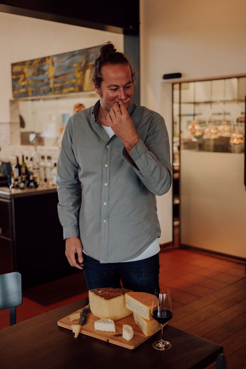 Thilo probiert Stück Käse