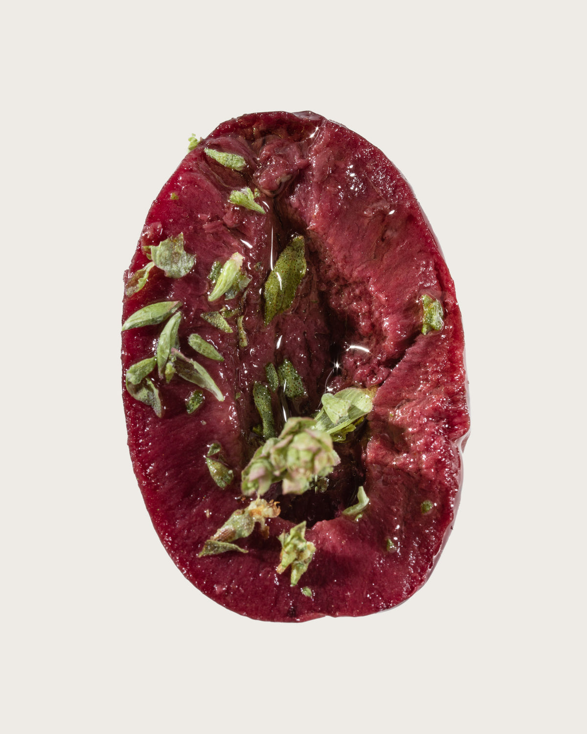 Kalamata Bio-Oliven entsteint halbiert aufgeschnitten. 