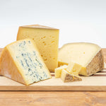 Die Käse Friesisch Blue, Deichkäse Alt und Michel liegen auf einem Brett