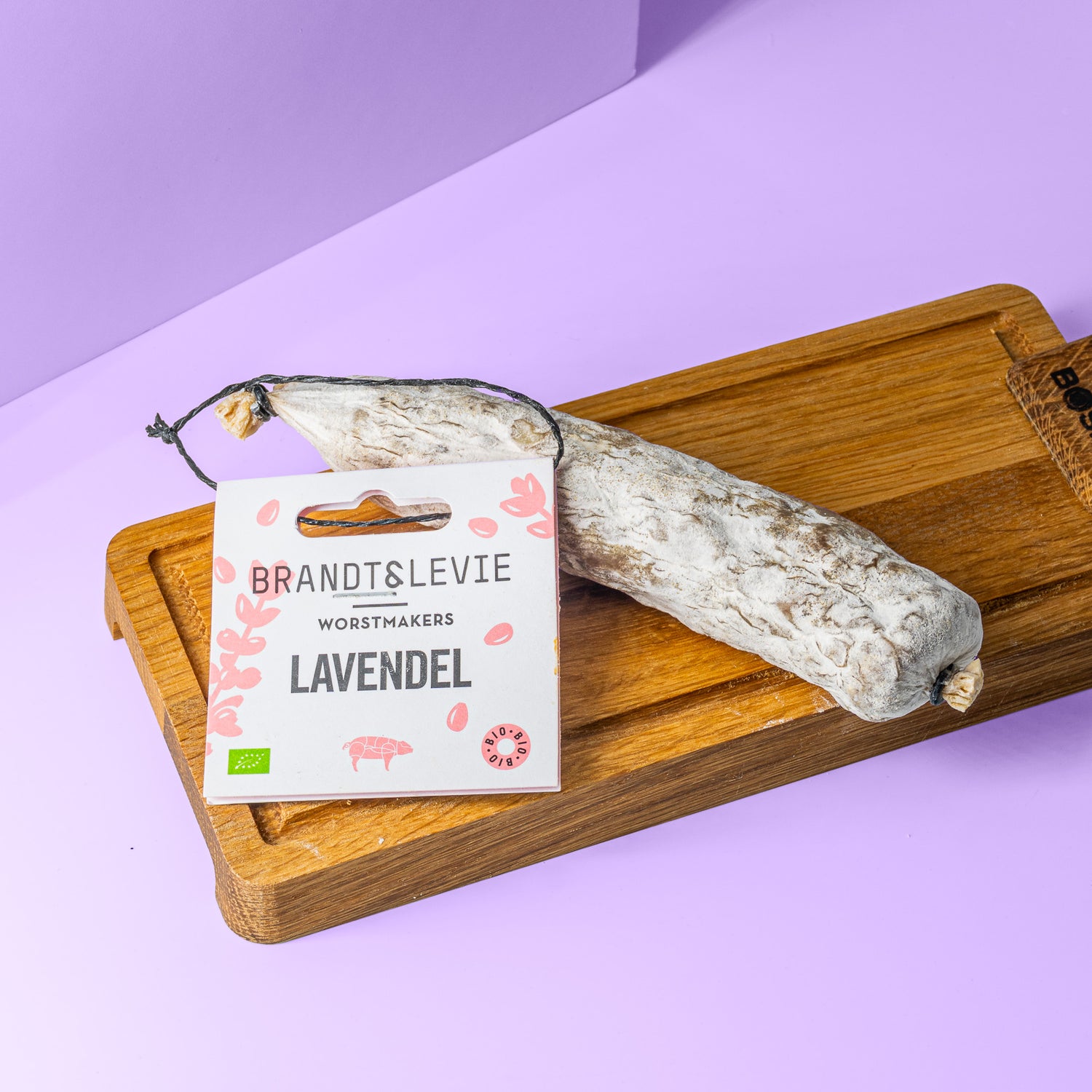Lavendel Salami auf Holzbrett.