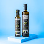 Zwei schwarze Flaschen Olivenöl Extra Nativ in 250ml und 500ml von Patrinia Korinth.