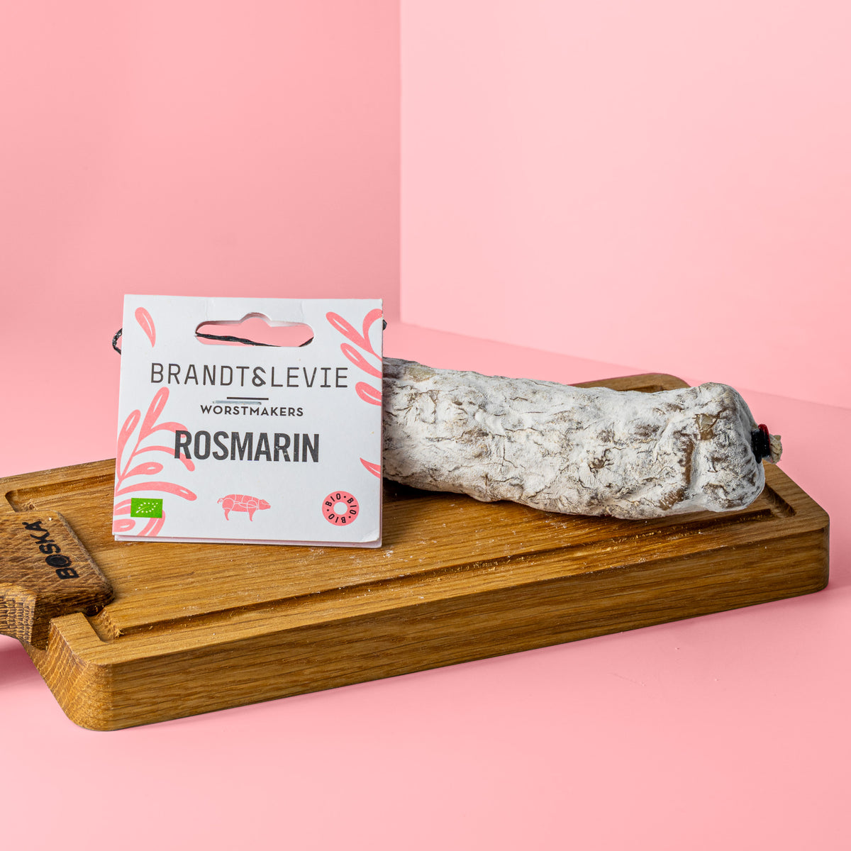 Rosmarin Salami auf Holzbrett.