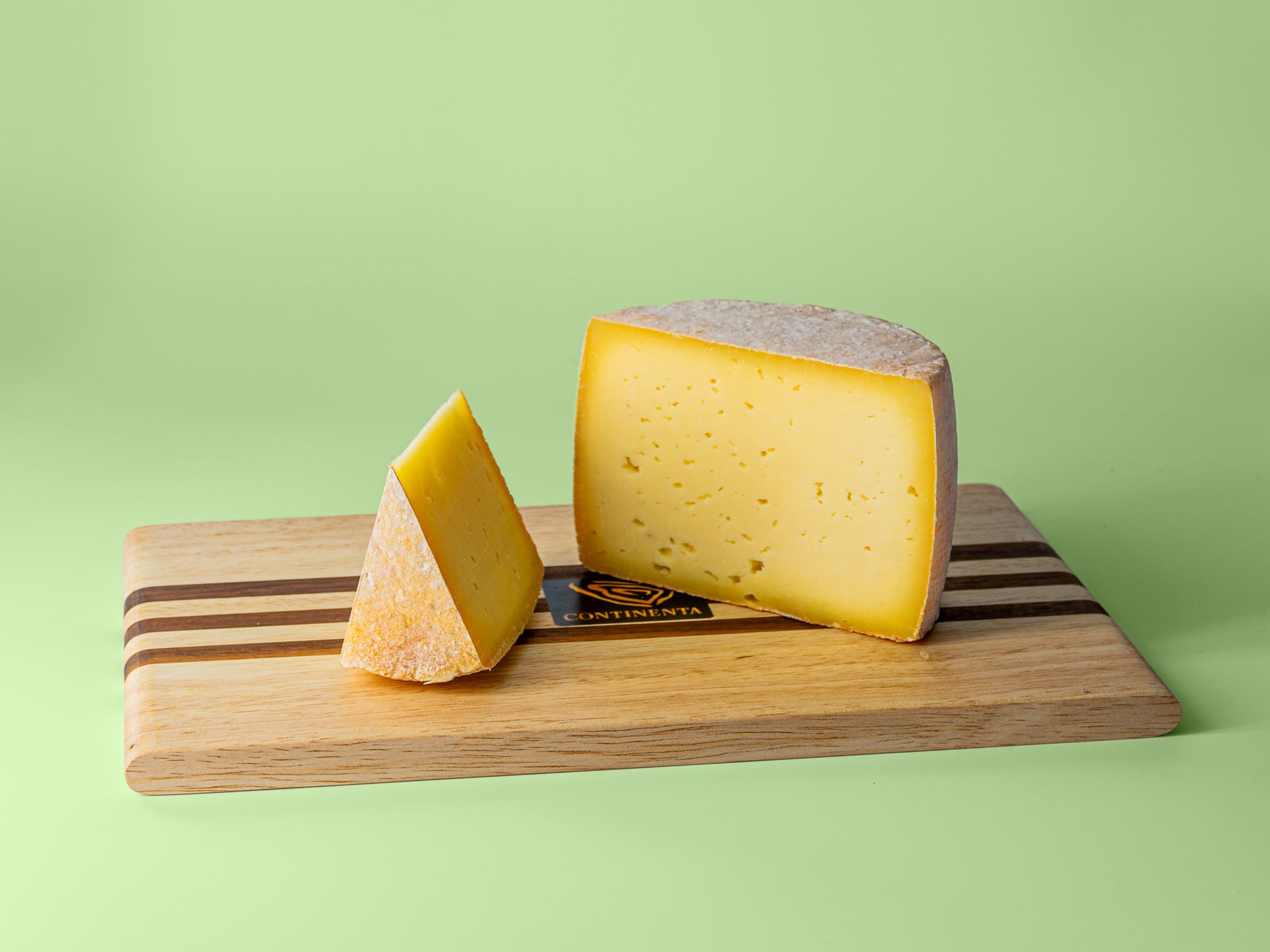 Schneidebrett klein 26x16cm aus Akazienholz klein mit halbem und viertel Stück Deichkäse darauf.