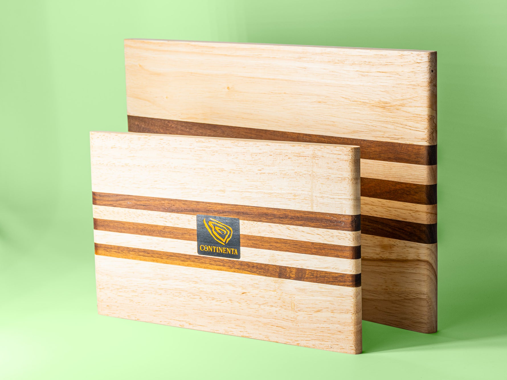 Zwei Holzschneidebretter mit Streifen aufrecht stehend. 