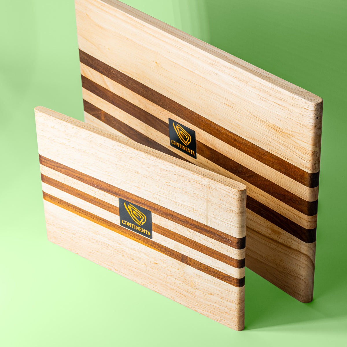 Zwei Holzschneidebretter mit Streifen aufrecht stehend. 