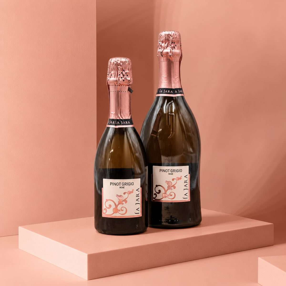 Zwei Flaschen Spumante Pinot Grigio Rosé Brut groß und klein