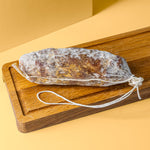 Trüffel Salami auf Holzbrett.
