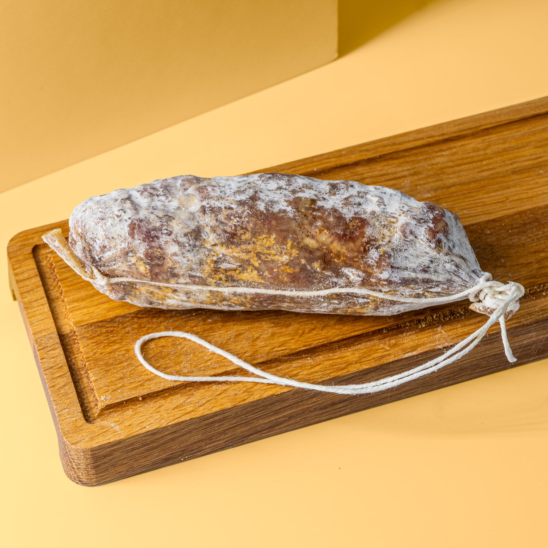 Trüffel Salami auf Holzbrett.