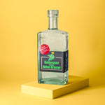 Flasche klarer Schnaps Wilde Kräuter