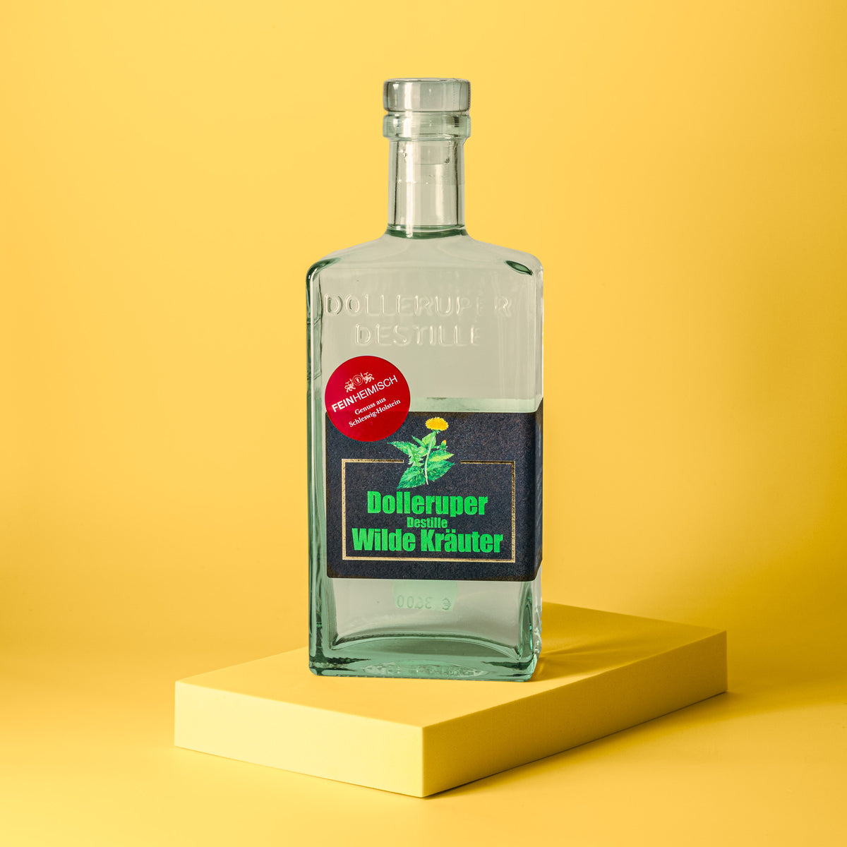 Flasche klarer Schnaps Wilde Kräuter
