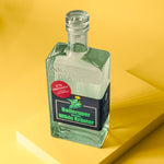 Flasche klarer Schnaps Wilde Kräuter