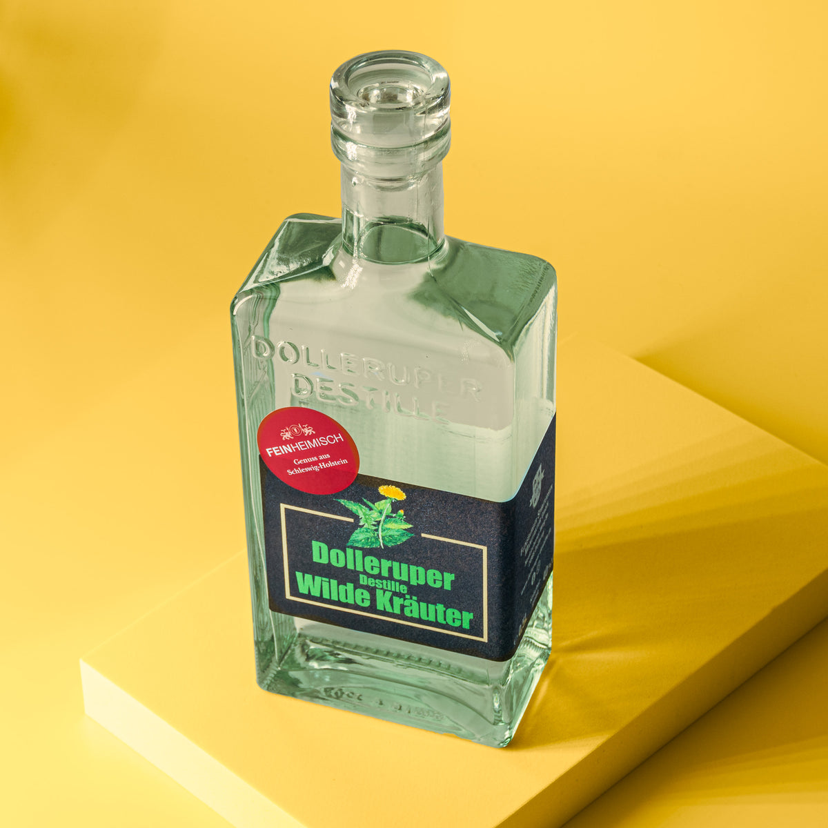 Flasche klarer Schnaps Wilde Kräuter